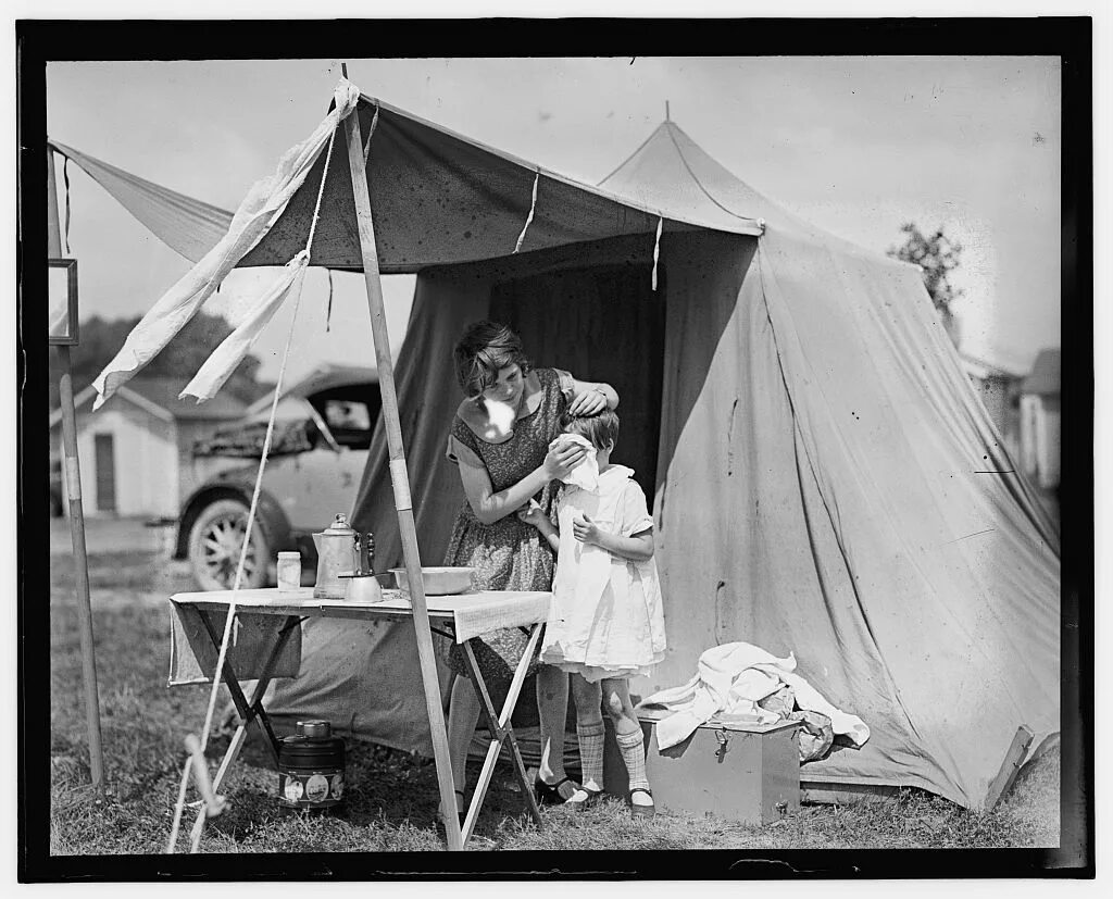 Camp right. Палатка Старая. Старые палатки СССР. Camping Vintage. Свадьба в палатке старые.