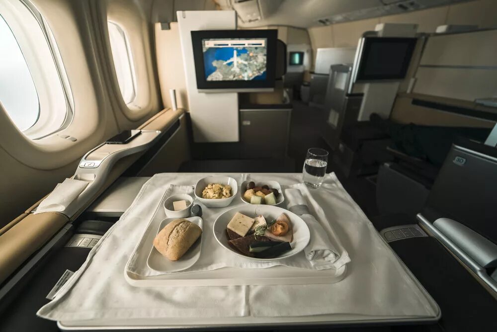 First class 8. Lufthansa 747 business. boeing 747-8 lufthansa business class. boeing 747-8 lufthansa first class. боинг 747 8i.