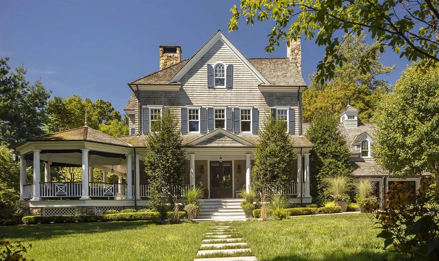 Американский домик эстетика. Наличники в стиле шале. Коттедж кор стиль. Коттедж кор эстетика. М одноэтажный в стиле райта.