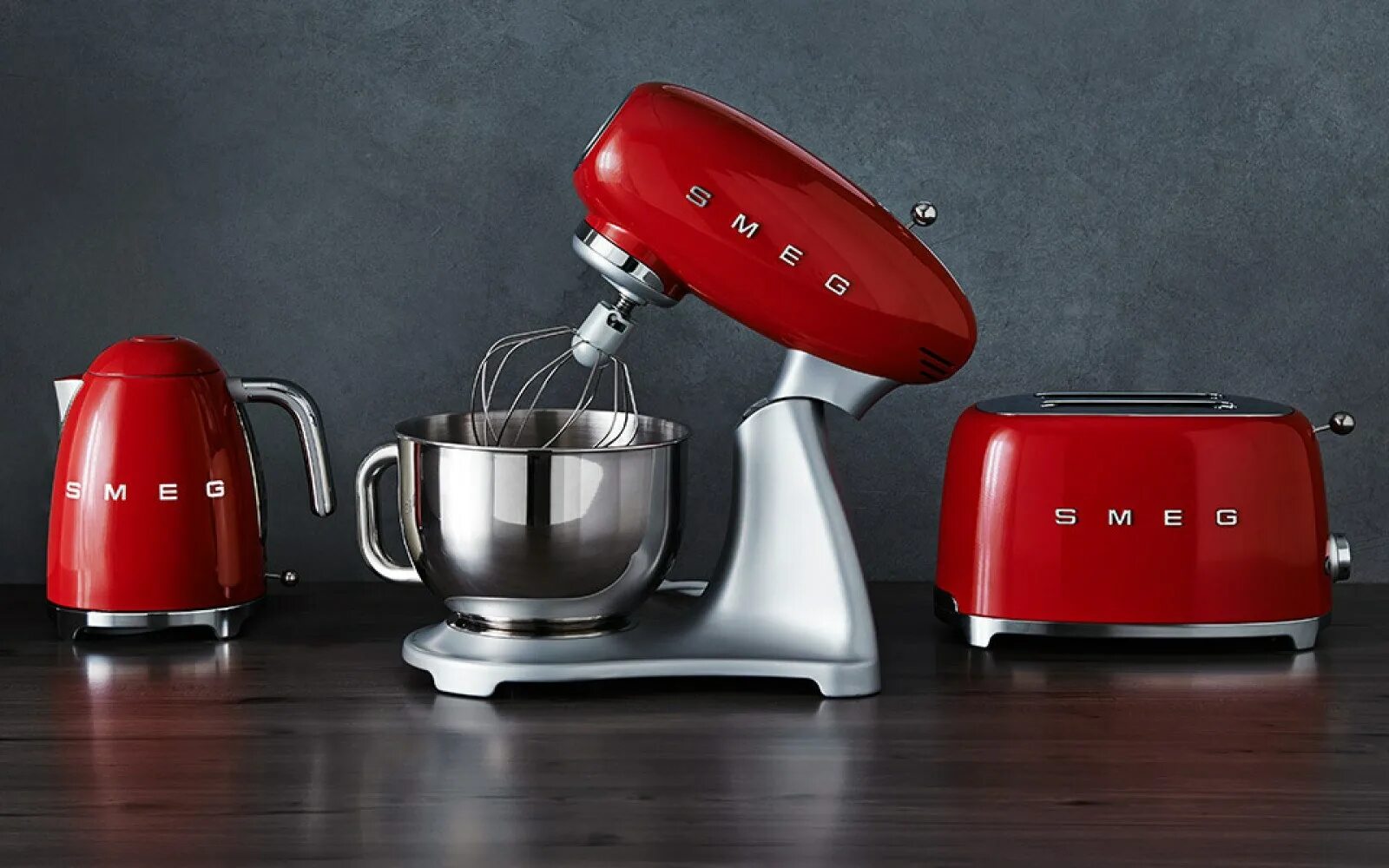 Бытовая техника красный. Smeg tsf01rdeu (красный). Тостер Smeg tsf01rdeu красный. Мелкая бытовая техника Smeg. Бытовая техника для кухни Смег чайник.