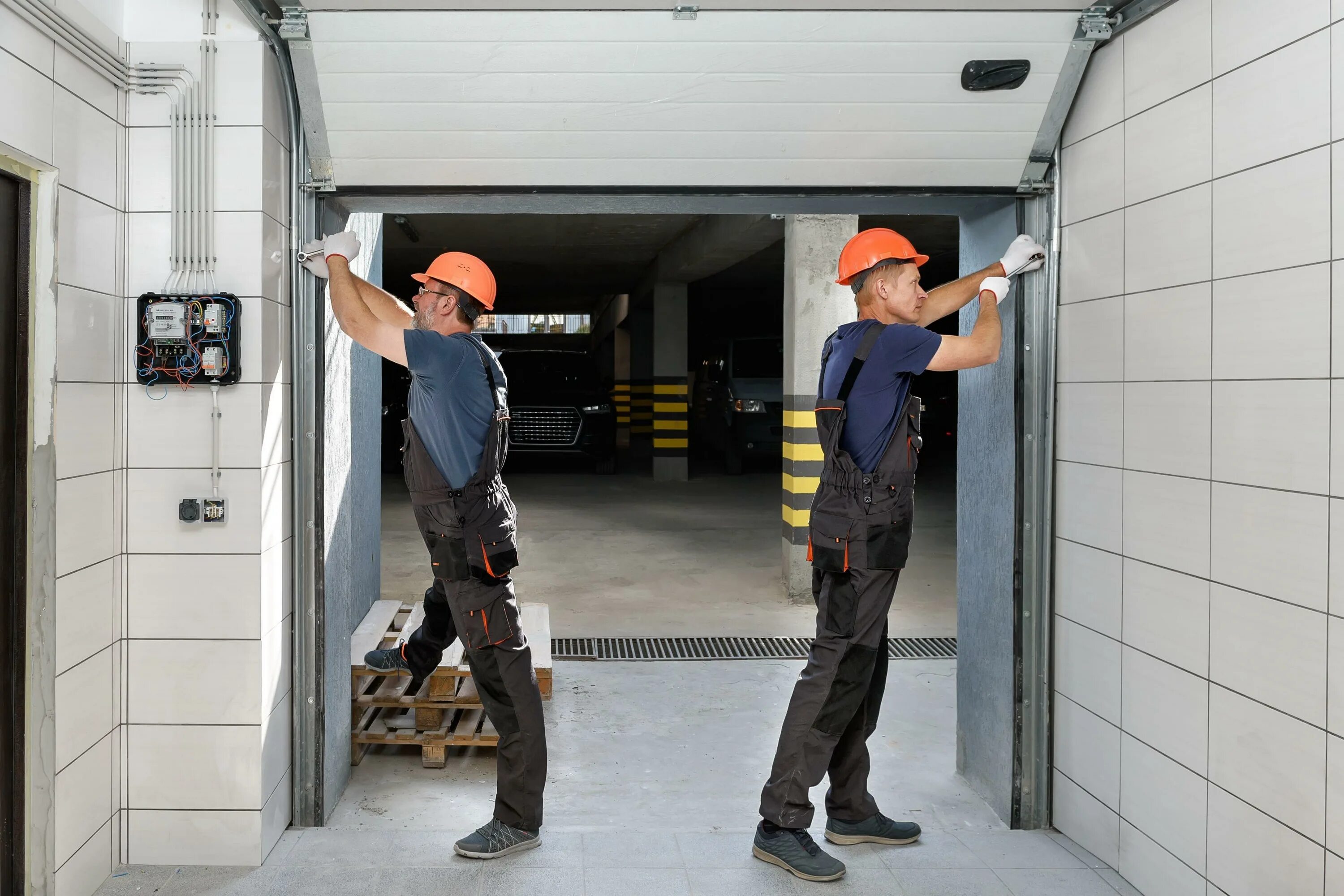 Garage Door installation & Repair. Монтажник секционных ворот. Монтажник гаражных ворот. Монтажник автоматических ворот.
