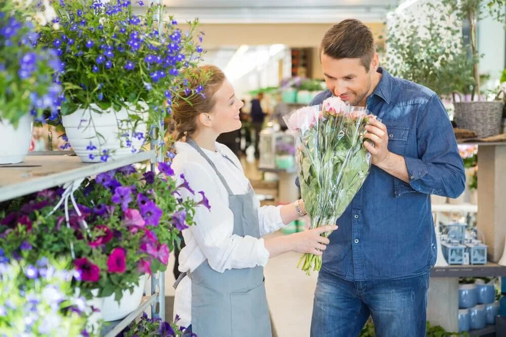 Хоть весь цветочный магазин. Покупатель в магазине цветов. Покупатели в цветочном. Покупатели в цветочном магазине. Флорист с цветами.