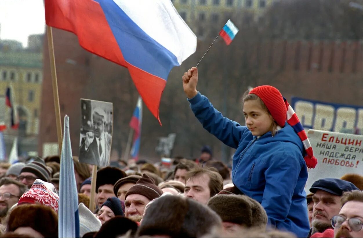 Демонстрация предложения. Ельцин митинг 1990. Сторонники Ельцина 1993. Митинг в поддержку Ельцина 1993. Митинги в Литве 1990.