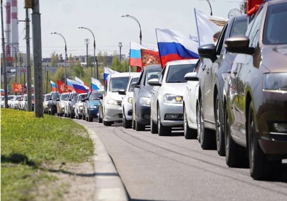 Пробег машина россия. Автопробег. Флаг на машине. Автопробег 9 мая. 9 Мая Липецк автопробег 2022.