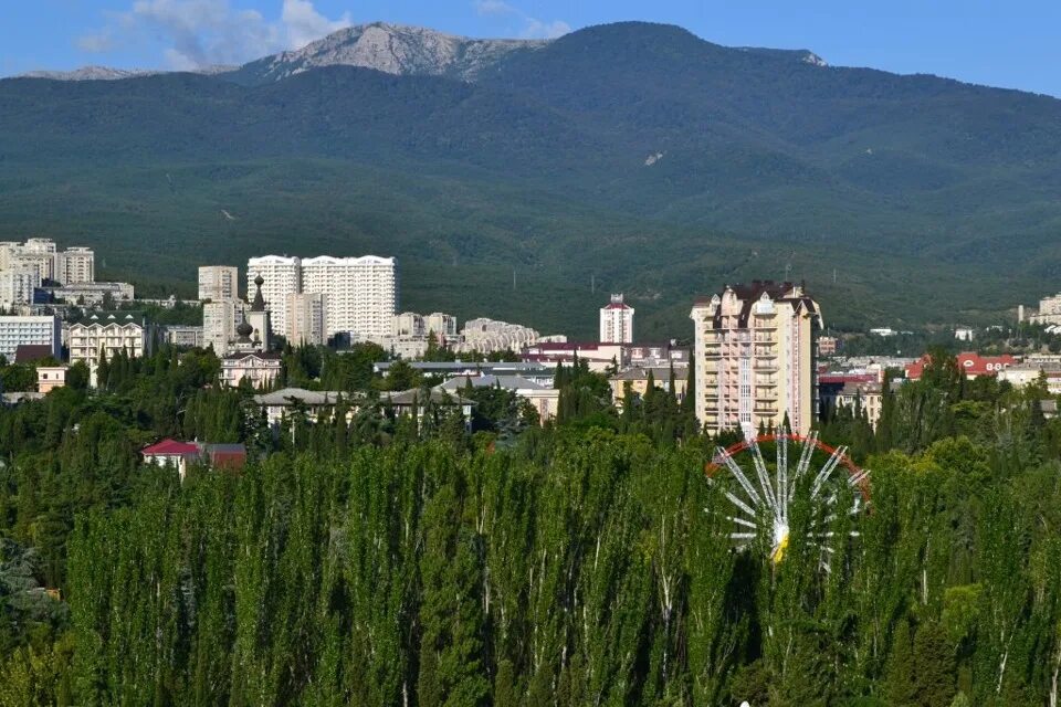 Ива алушта. Горы вокруг алушты. алушта 2000 года. алушта военный городок. алушта гора зима.