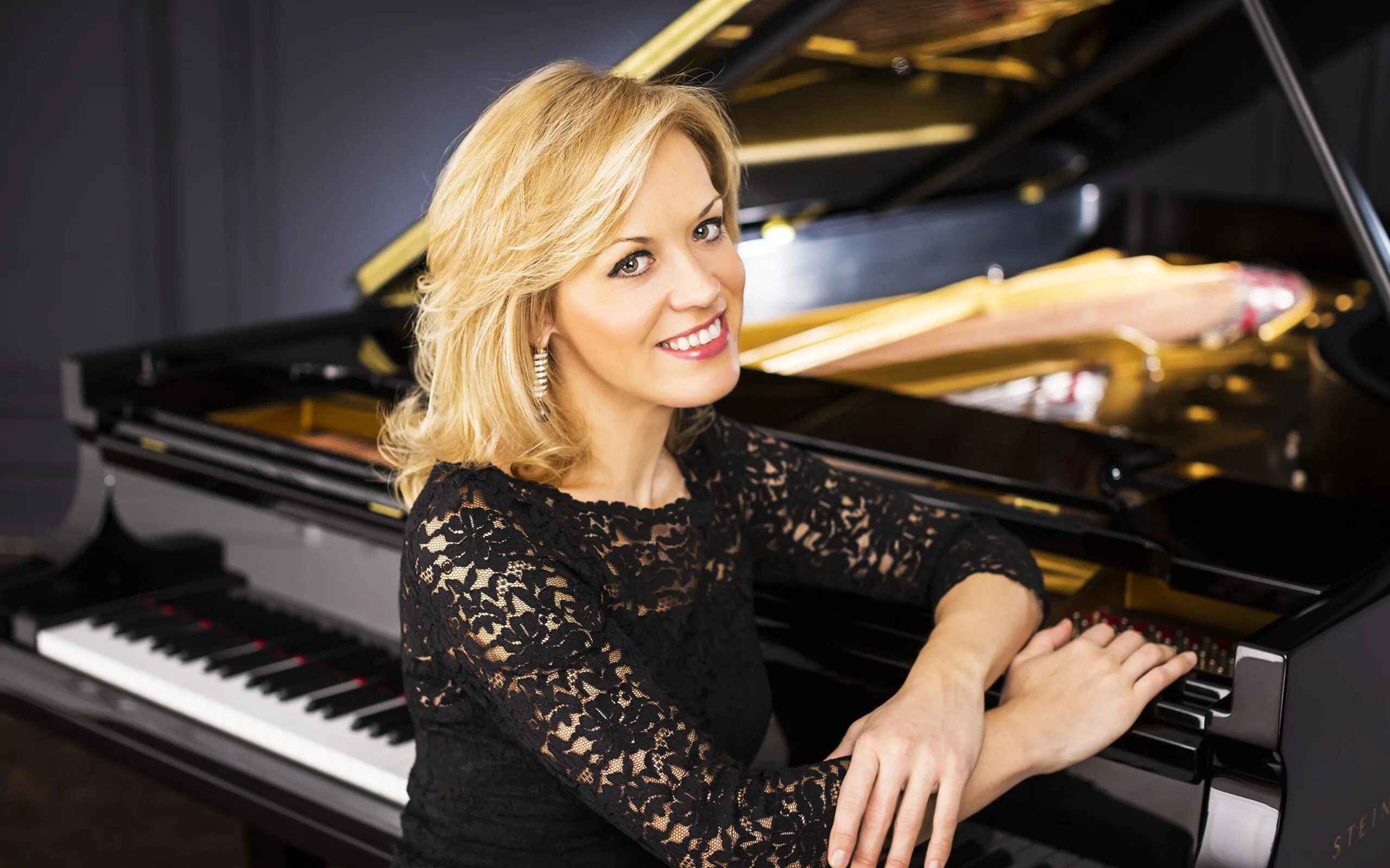Улыбка фортепиано. Игра на фортепиано. Н. Юлия казанцева пианистка. Улыбка фортепиано.