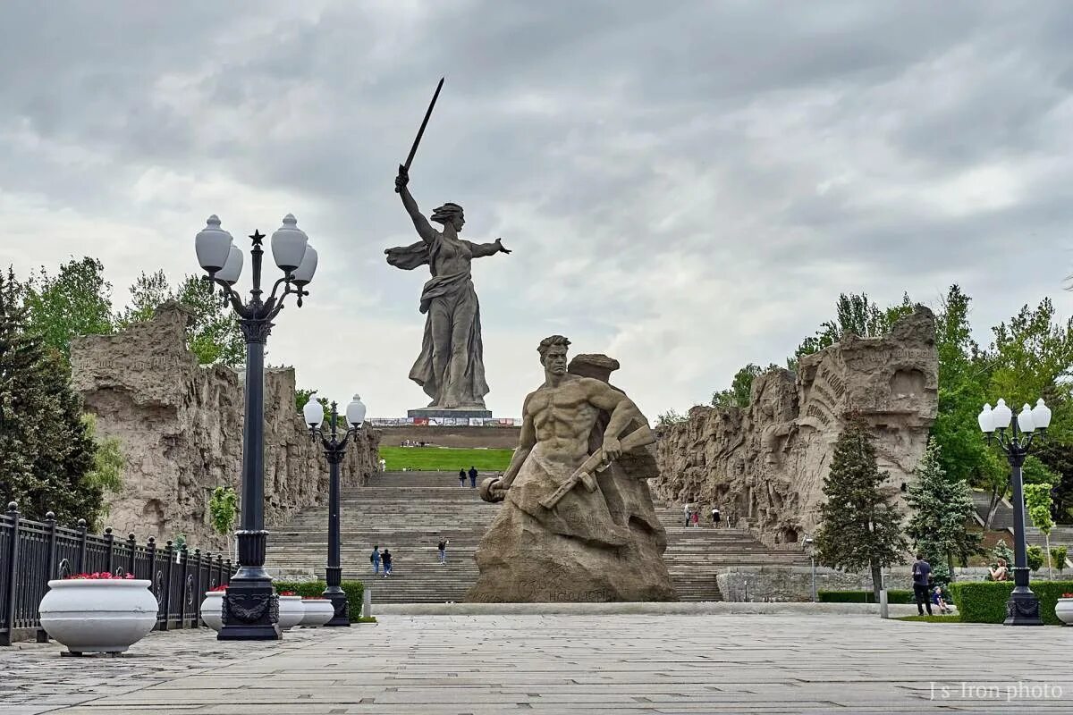 Мамаев Курган Сталинград Волгоград. Мемориальный комплекс Мамаев Курган. Памятник Мамаев Курган в Волгограде. Мемориал в Волгограде на Мамаевом Кургане.