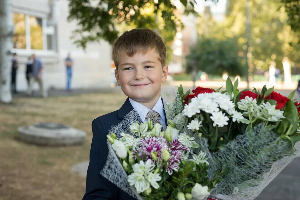 Фото первоклашек 1 сентября девочек. Сын первоклашка. Недовольный первоклассник. Внук первоклассник картинки. Внук первоклассник.
