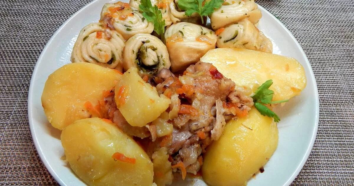 Штрудли с мясом и картошкой. Штрули. Жаркое штрули. Штрули с бараниной. Блюдо штрудли.