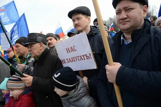 Митинг киров. Киров митинг на театральной площади. Кировская область Театральная площадь митинг. Террор Театральная площадь Киров. Митинг в Кирове сегодня на театральной площади.