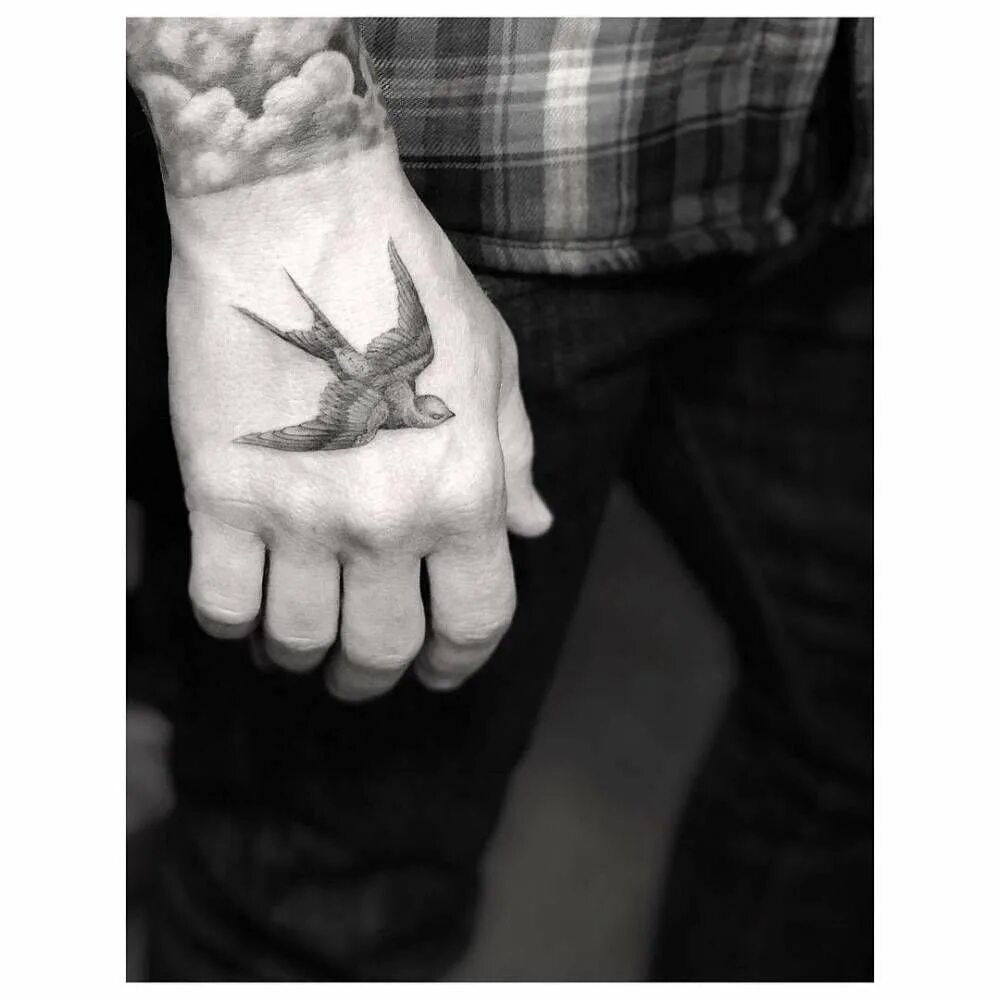 небольшие тату. тату ласточка на запястье. ласточка на запястье тату у мужчин. тату ласточки на руке. Oscar akermo.