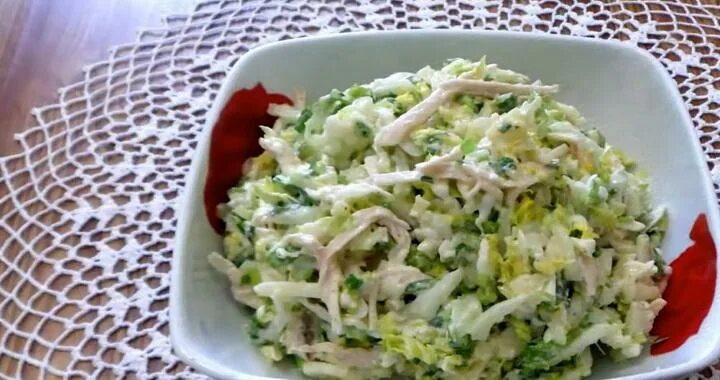 Куриная грудка копченая с капустой. Салат с пекинской капустой и куриной грудкой. Салат с пекинской капустой и куриной грудкой и огурцом. Салат с пекинской капустой и куриной грудкой и сыром. Куриная грудка пекинская капуста салат.