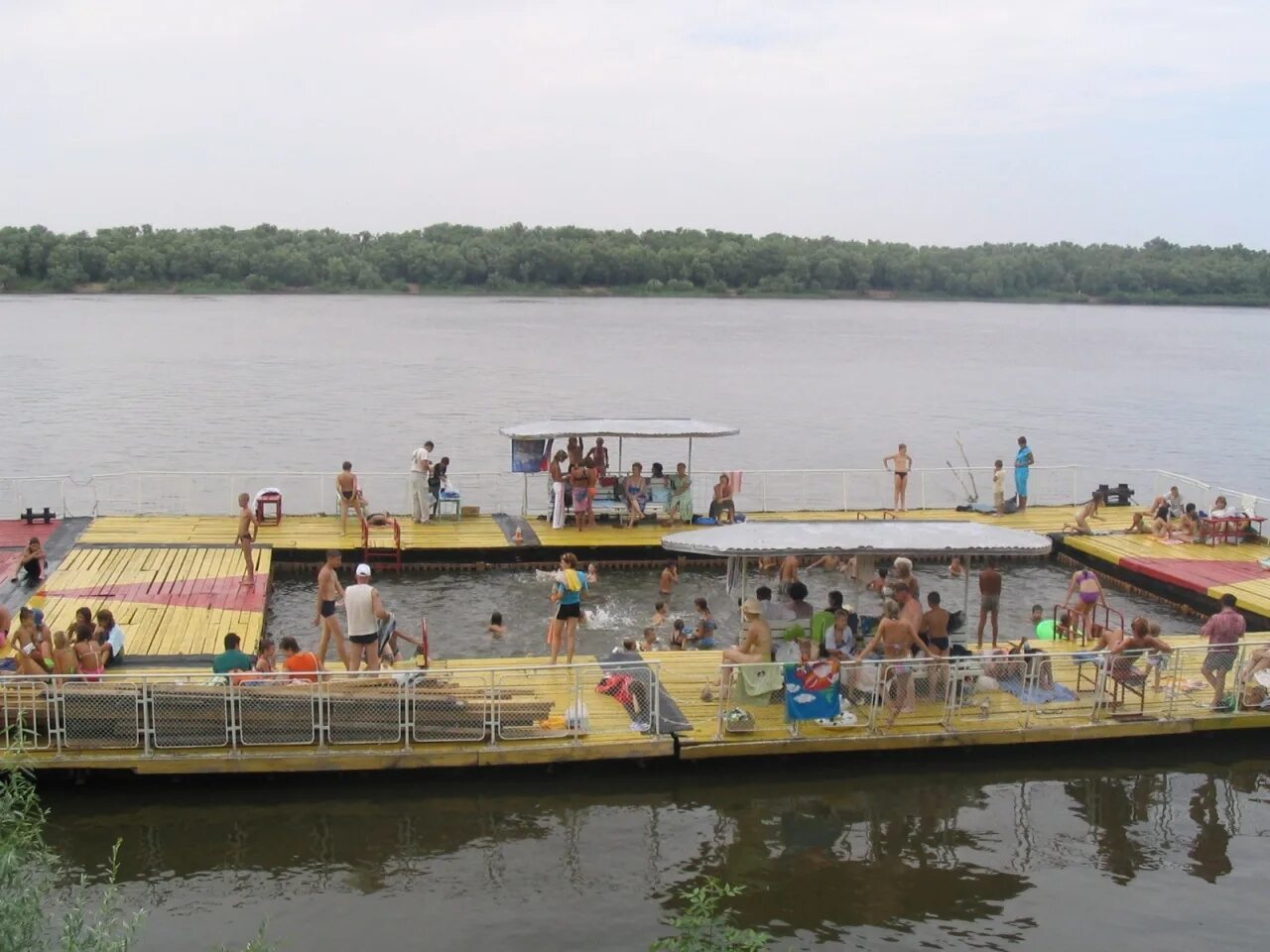 Купальня берег. Купальня берег. Бассейн берег астрахань. Купальня берег. Открытый бассейн астрахань.