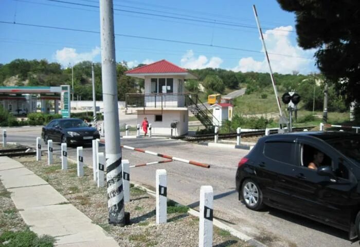Жд переезд в крыму. Севастополь переезд на пмж. Севастополь на пмж. Переезд в севастополь. Переехать в севастополь.