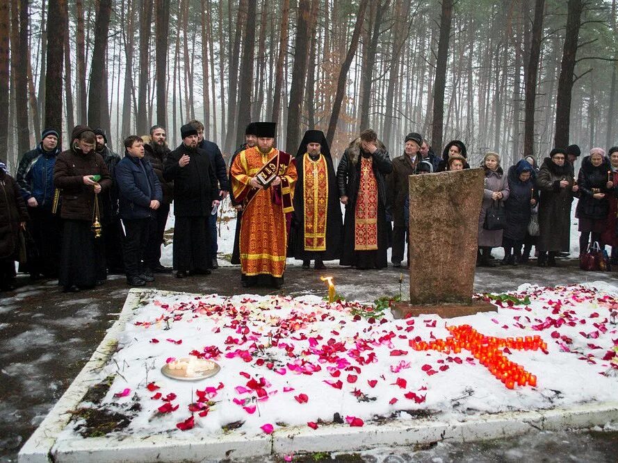 каштачная гора томск. день памяти новомучеников и исповедников российских 2023 год. панихида новомученикам. каштачная гора томск. парк солянка курск памятник репрессированным.