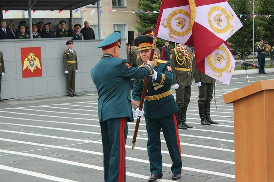 Новосибирский военный институт национальной гвардии. Ритуал вручения боевого Знамени воинской части РФ. Боевое Знамя ВНГ РФ. Боевое Знамя НВИ. Вв мвд рф новосибирск