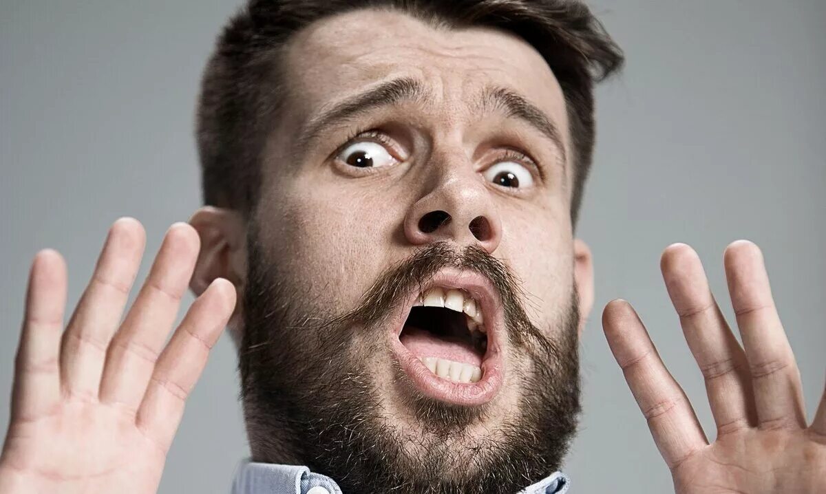 Испуганный человек. Испуганные глаза в темноте. Afraid guy. Испуганный мужчина. Мужчина испугался.