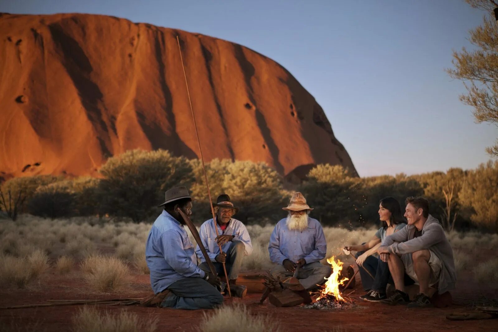 Быт и традиции австралии. Улуру Австралия и аборигены. Экотуристы Австралия. Туристы в Австралии. Экотуризм в Австралии.