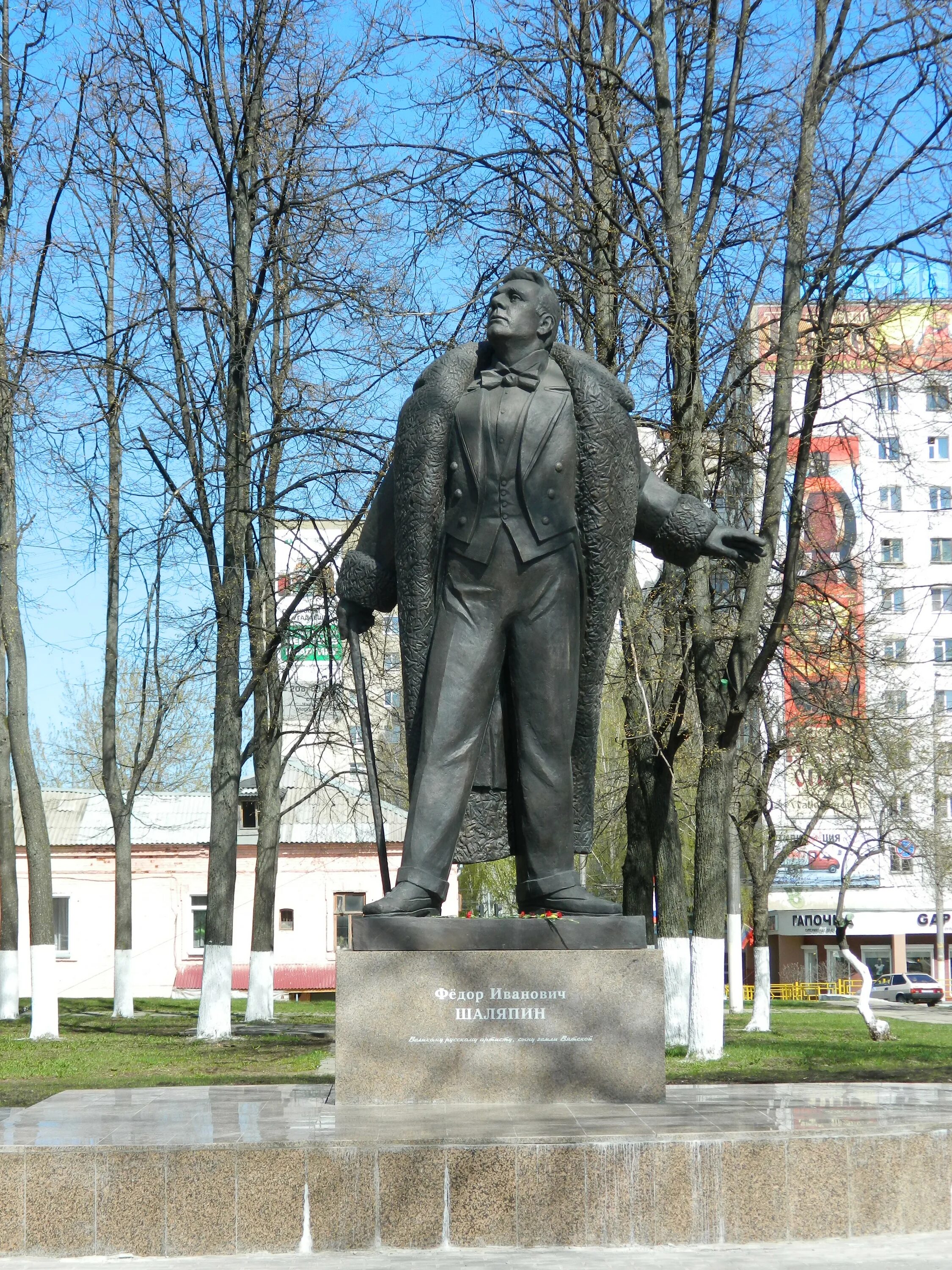 Шаляпин киров. Фёдор Шаляпин Киров памятник. Шаляпин фёдор Иванович памятник Киров. Памятник Шаляпина Киров.