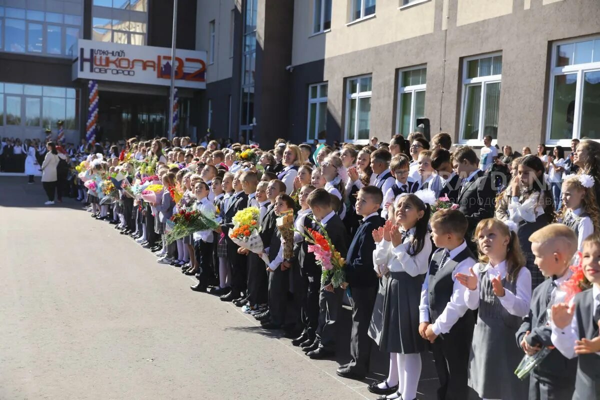 1 4 сентября 2025. Школьники 1 сентября. открытие новой школы. новая школа в новинках нижний новгород. школа фото.