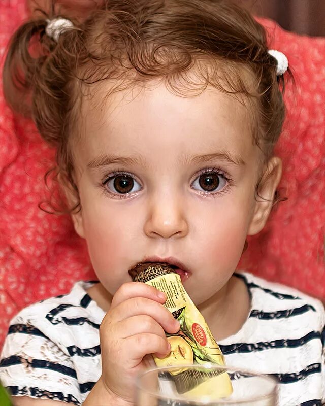 девочка есть конфеты. девочка с конфетами. девочка ест конфеты. девочка ест конфеты. конфеты детям.