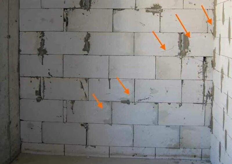 Усадочные трещины в газобетоне. Штукатурка газобетона Ytong. Трещина в стене из пеноблоков. Трещины в блоках газобетона.