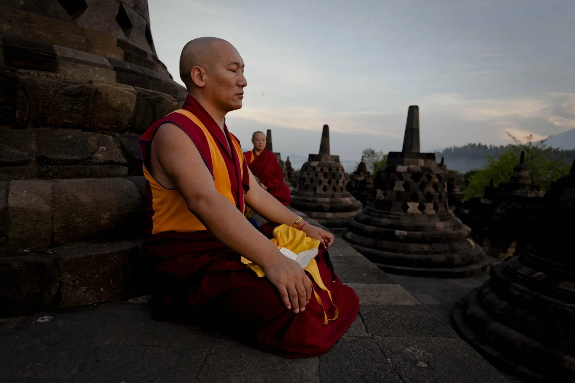 Что такое буддисты. Буддистский монах Тибет. Тибетский монах медитирует. Будда Шаолинь. Буддизм монахи.