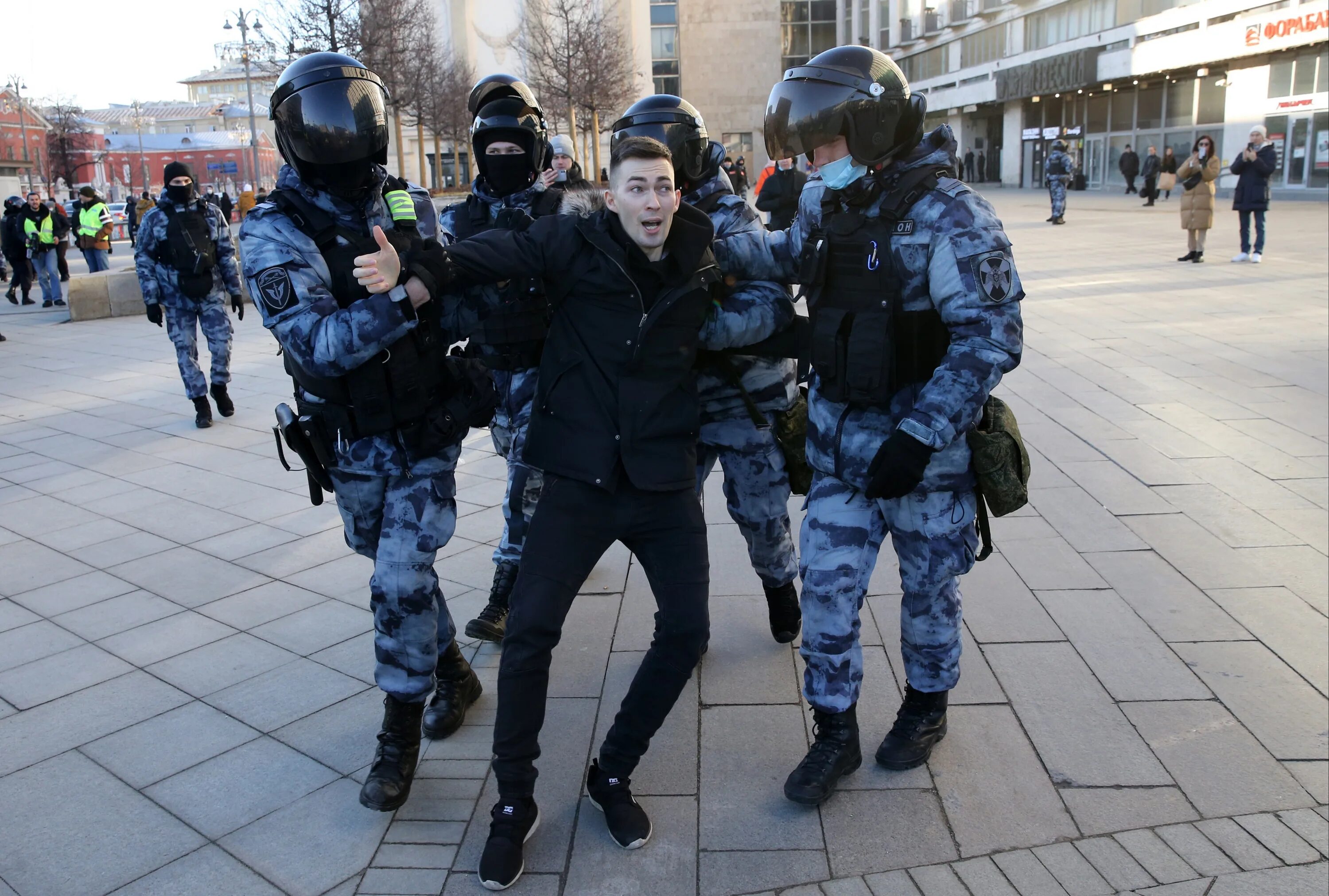 Когда приехал омон. ОМОН (Россия). ОМОН Москва. Полиция ОМОН. Шлем омоновца.