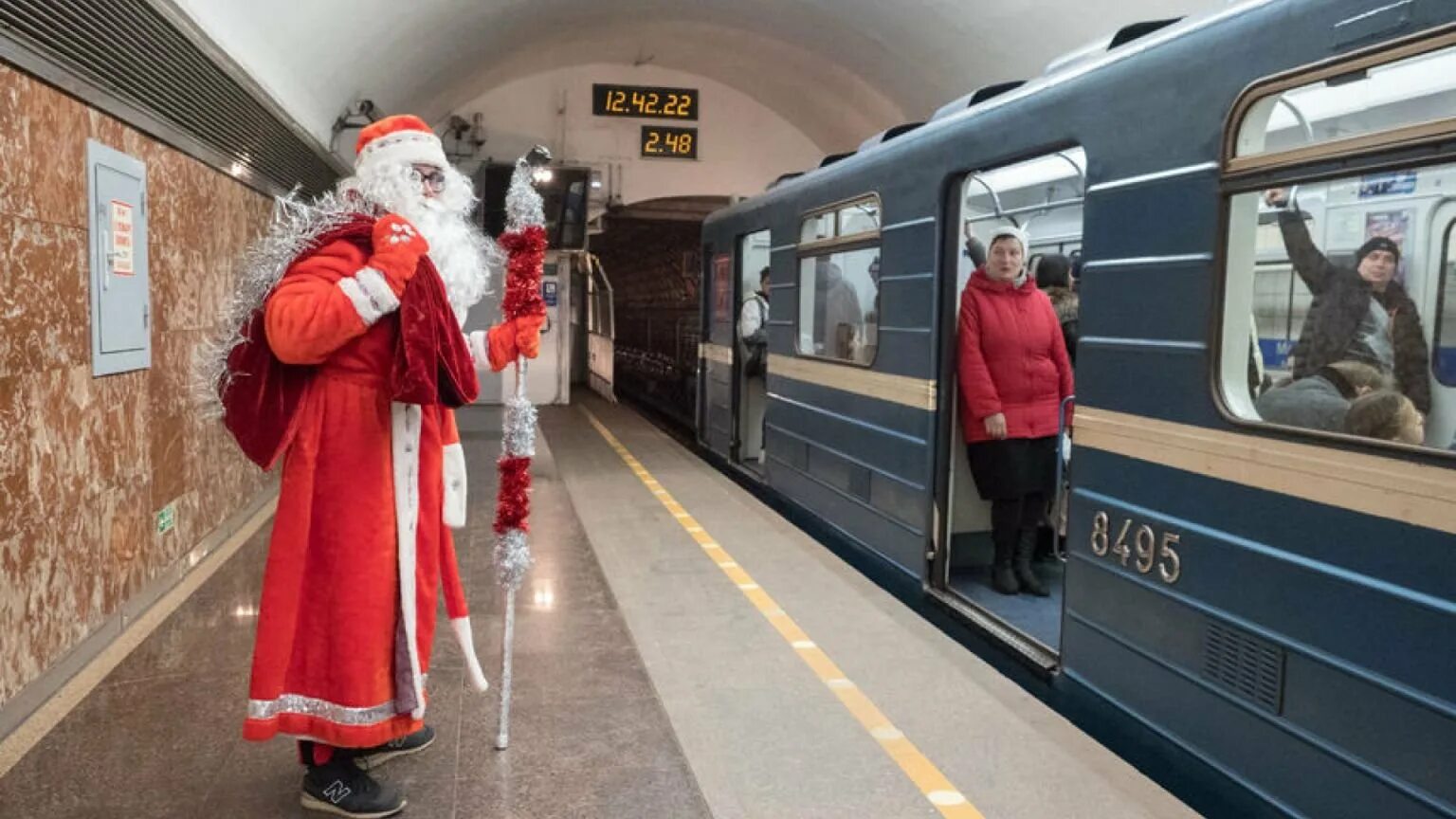 Новогодний метро. Новогодний поезд метро санкт петербург. дед мороз в метро. метро в новогоднюю ночь. метрополитен в новогоднюю ночь.