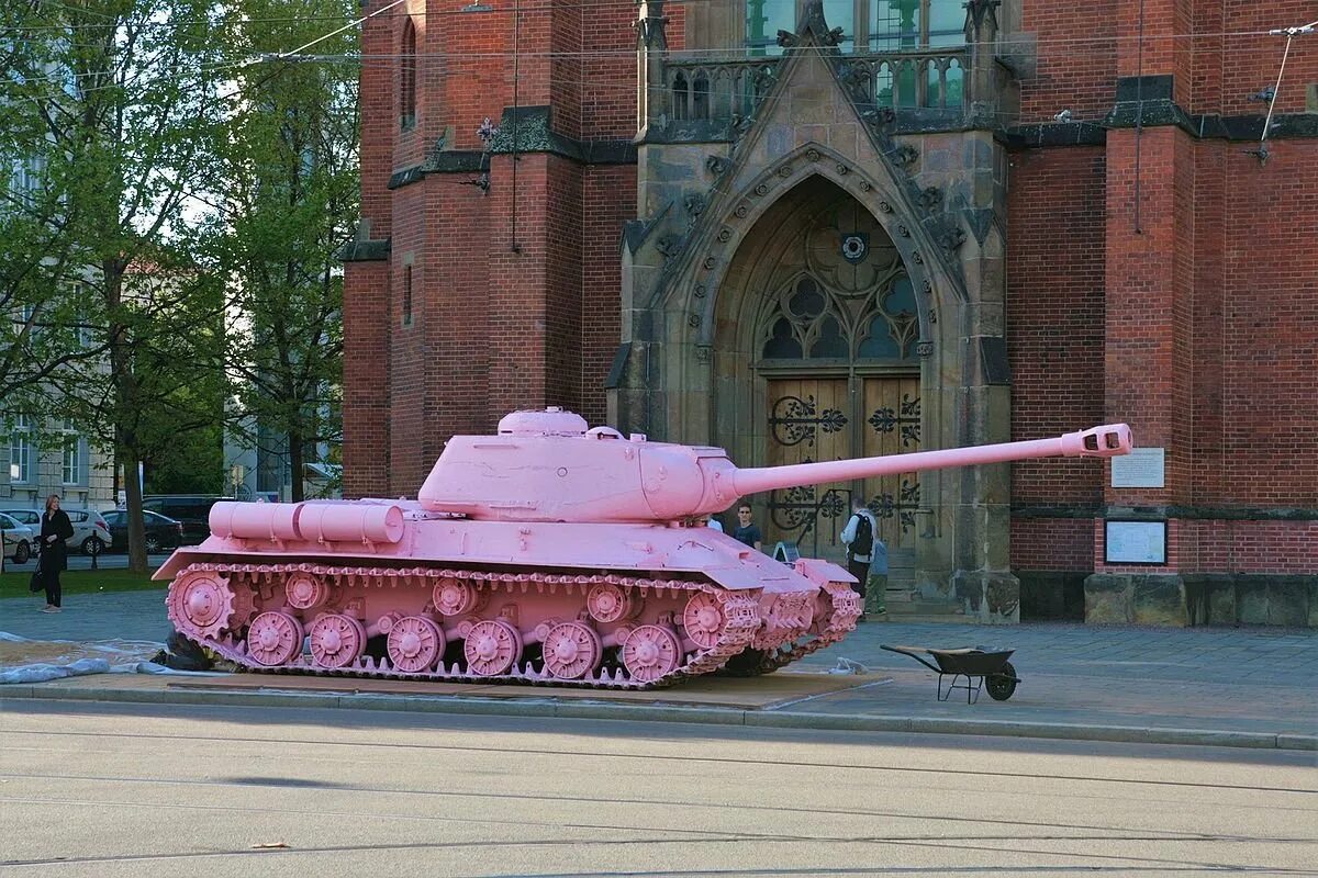 Розовый танк. Розовый танк ис-2 в чехии. розовый ис 2. розовый ис 2 прага. розовый танк в праге.