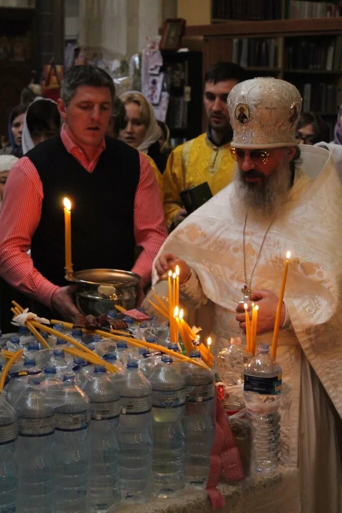 Освящение свечей на сретение господне. Чин освящения свечей на сретение господне. Праздник сретение господне освящение воды. Освящение свечей на сретение последование. Свечи церковные сретенские.