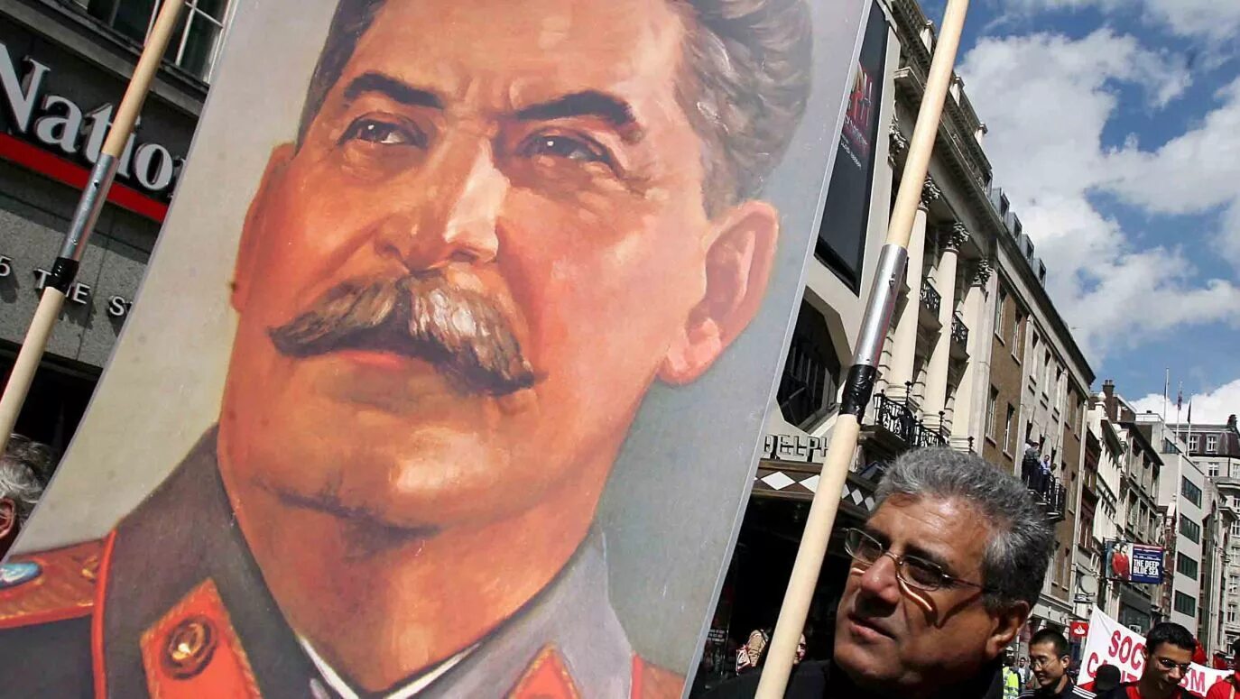 Хрущев десталинизация. Голова Сталина в Венгрии. Десталинизация советского общества.