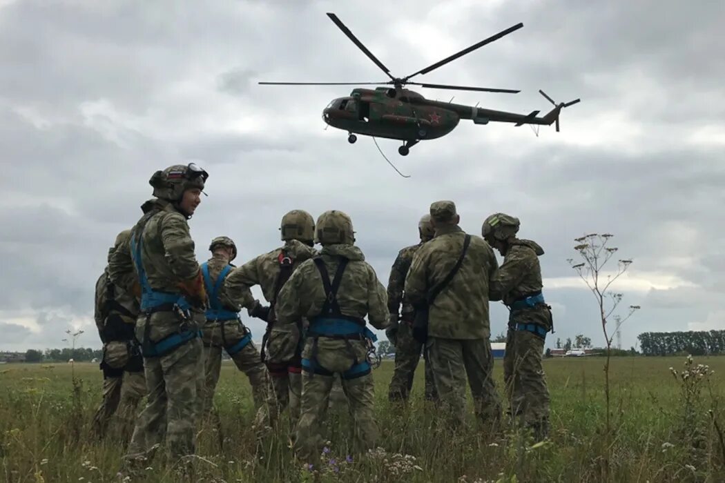 Вертолет перебрасывал отряд. Вертолет спецназа. Вертолет спецназа России. Вертолет Росгвардии. Спецназ на Украине вертолет.