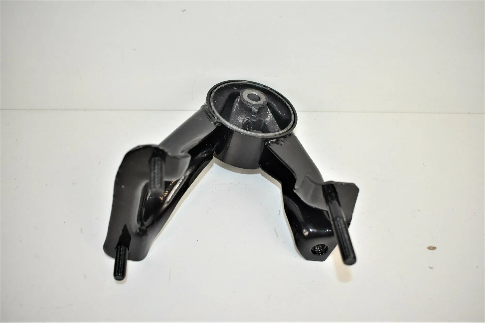 Geely 1016000632 подушка двигателя задняя. опора двигателя geely 1064001150 emgrand задняя. подушки двигателя geely emgrand ec7 1. опора двигателя задняя geely gc6.