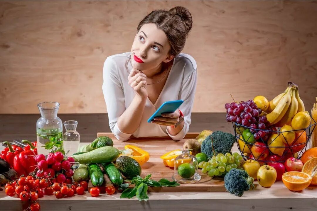 Питание и эмоциональное состояние. Еда на женщине. фотосессия с овощами и фруктами. здоровое питание девушка. женщина с фруктами.