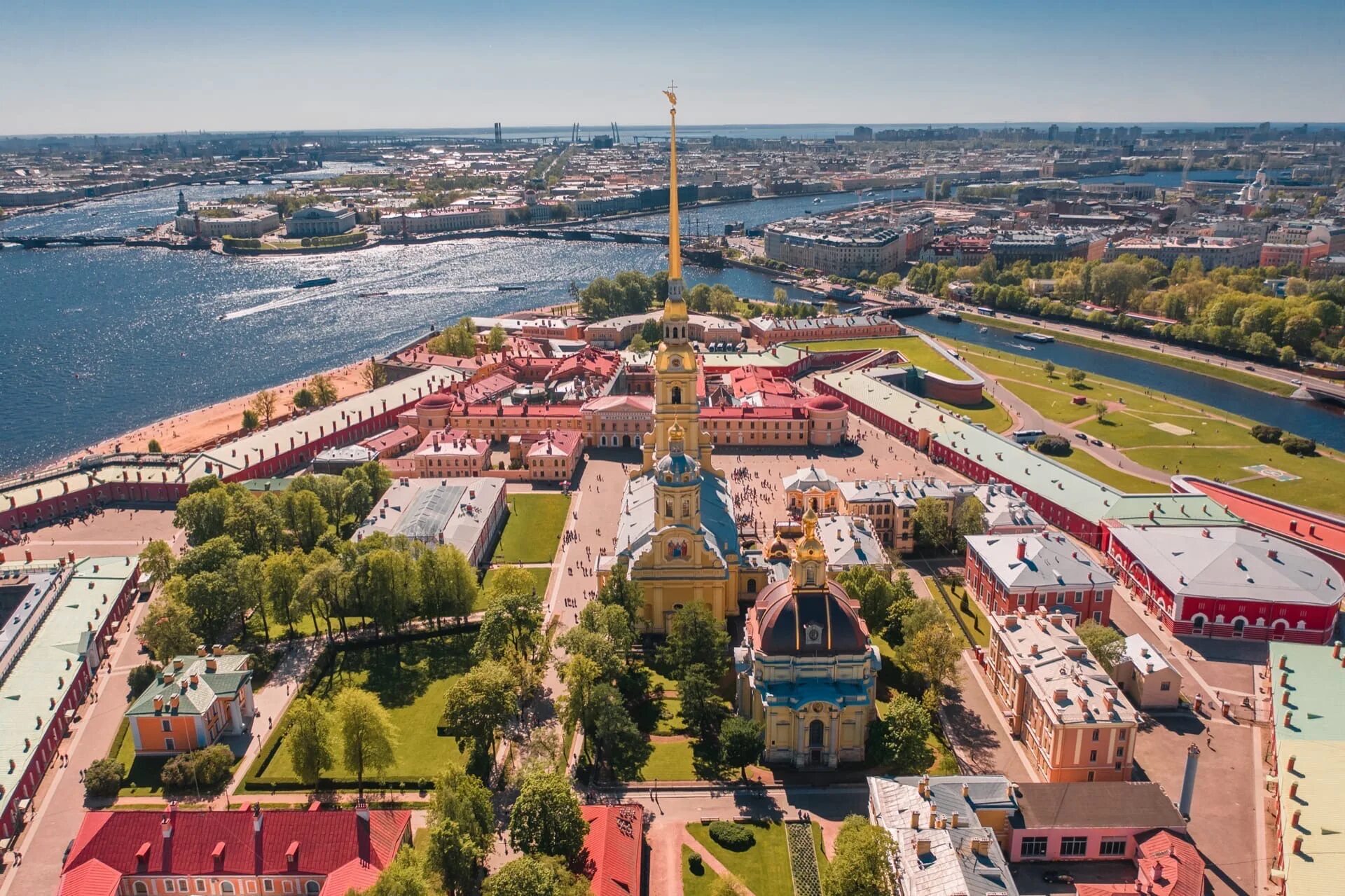 Санкт петербург 10 1. Петропавловская крепость в Санкт-Петербурге. Петропавловская крепость в Санкт-Петербурге экскурсии. Петропавловская крепость в Санкт-Петербурге летом. Зимний дворец и Петропавловская крепость.