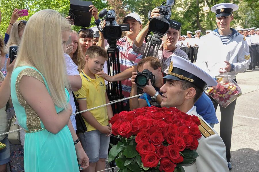 Офицеры предложение. Выпуск лейтенантов ЧВВМУ. Выпускной офицеров. Свадьба с военным. Выпуск офицеров фотосессия.