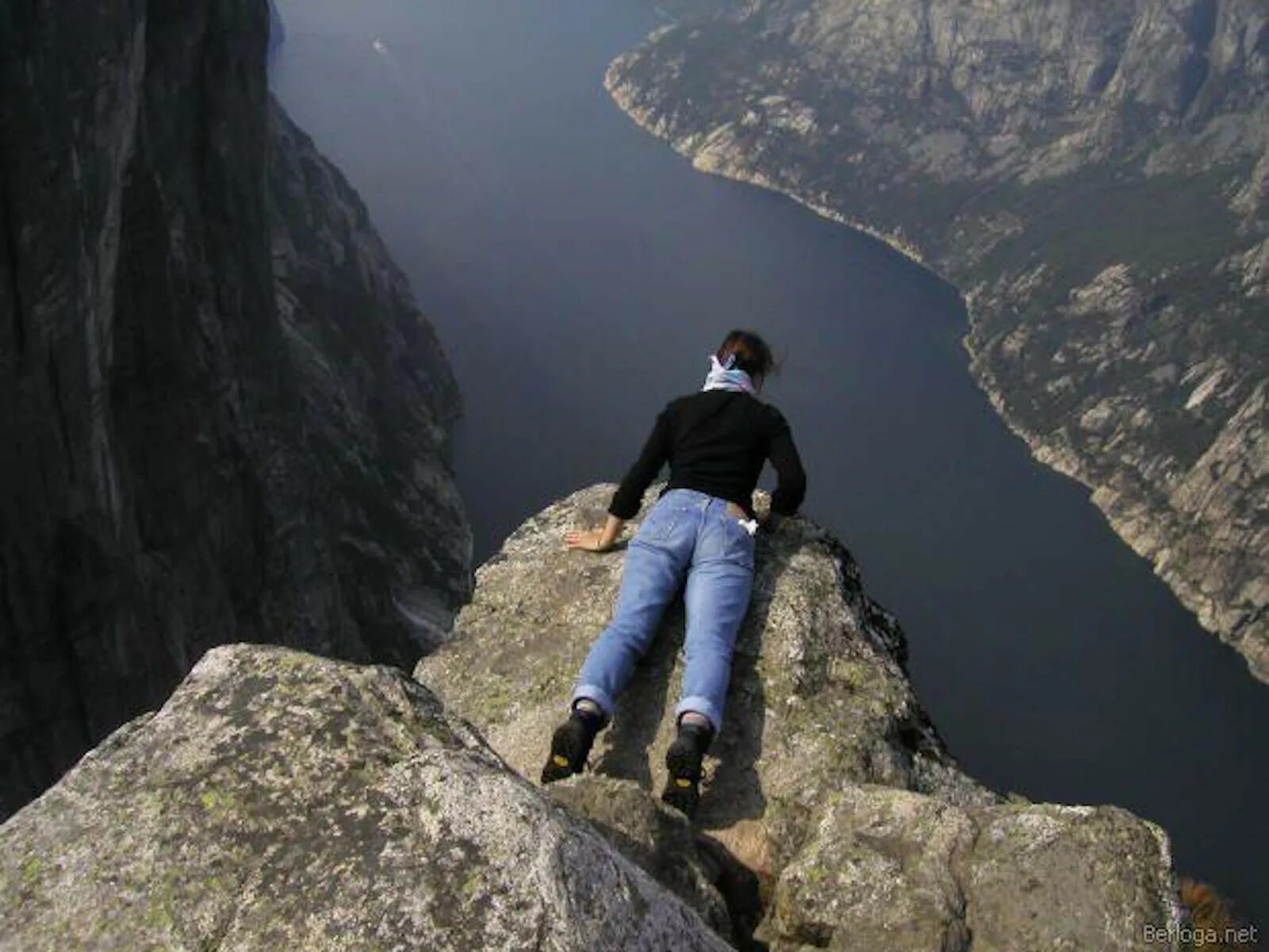 Fear of heights. Акрофобия. Что такое акрофобия акрофобия. Боязнь высоты. Боязнь высоты фобия.