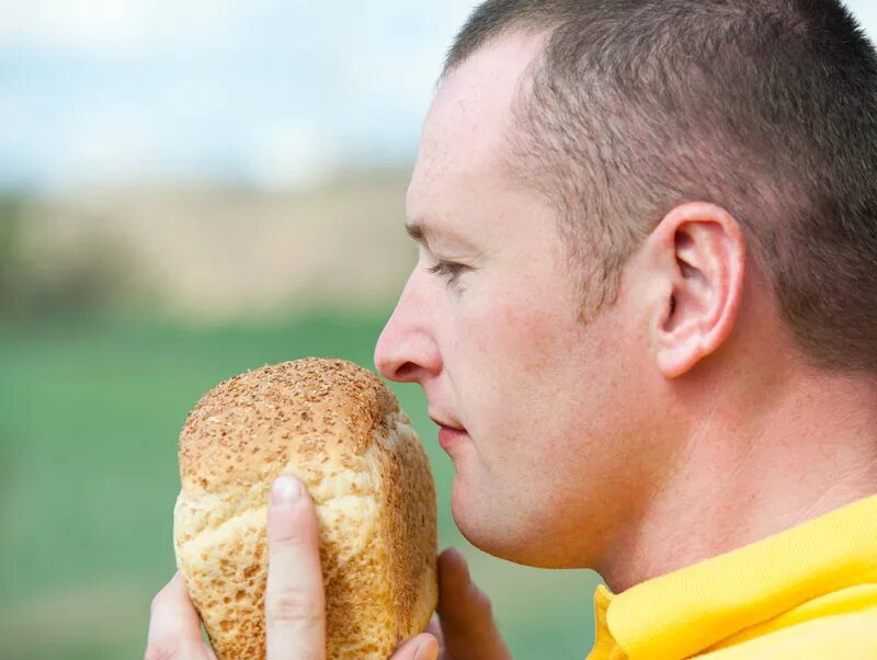 Человек есть много хлеба. Человек хлеб. Человек ест булочку. Чел с хлебом. Счастливые люди с хлебом.