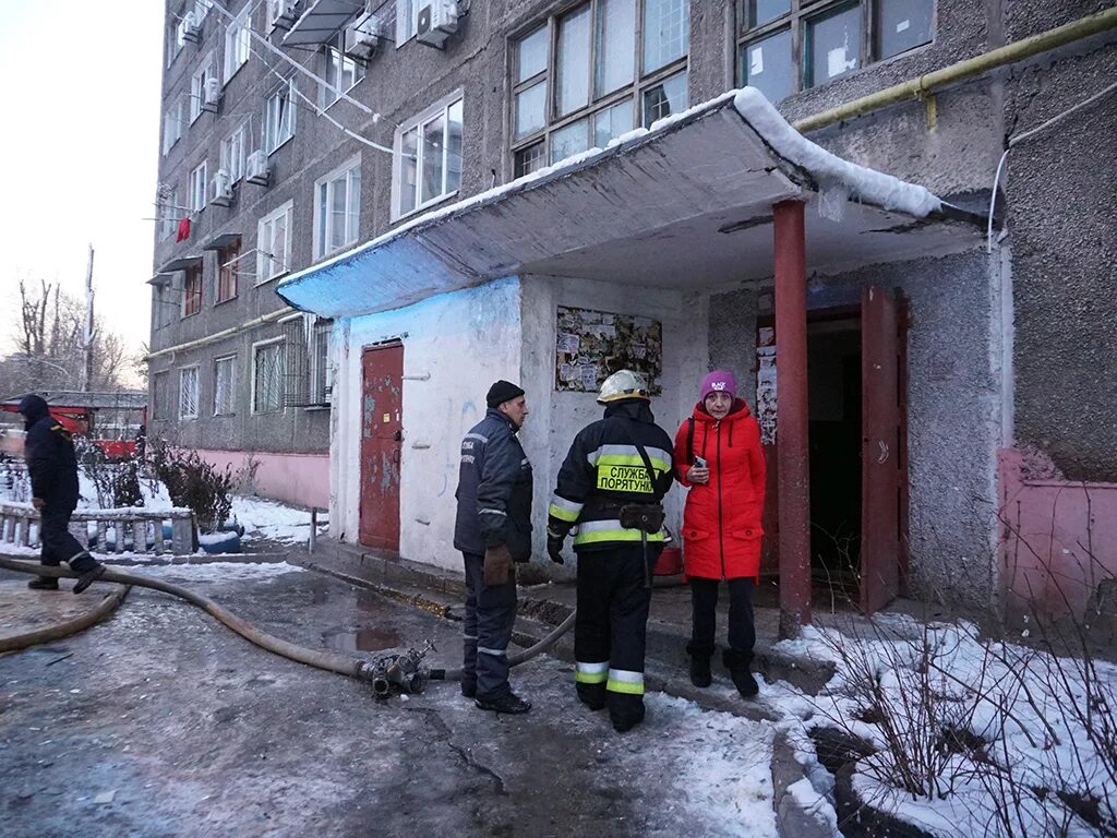 Сгорело общежитие. Пожар в общежитии в новой Вилге. Новокузнецк пожар общежитие. Пожар общаги в Вистино. Горит общежитие.