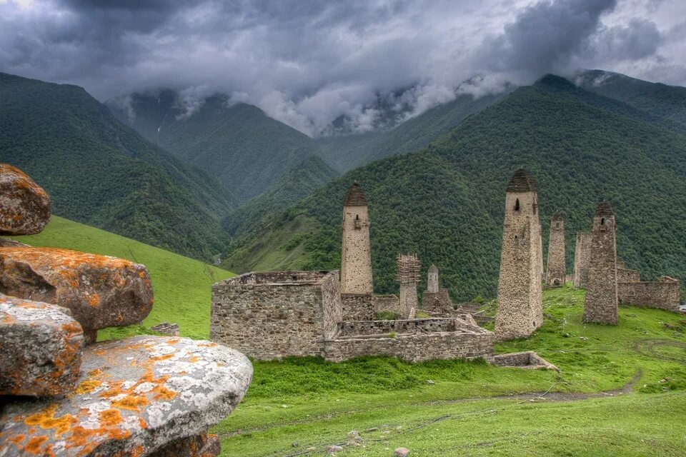 Джейрахское ущелье республики ингушетия. Регион ингушетии. Башенный комплекс ний ингушетия. Джейрах башни. Башенный комплекс эрзи горной ингушетии.