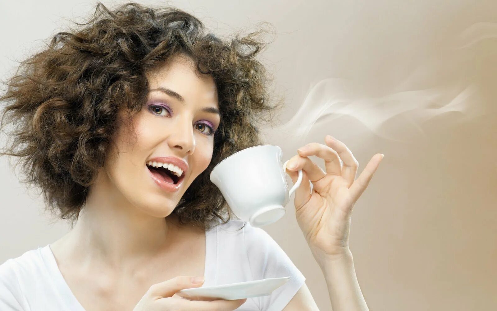 Красивая женщина утром. Девушка с кофе улыбается. Девушка с чашкой улыбается. Девушка с кружкой кофе. Веселая девушка пьет чай.