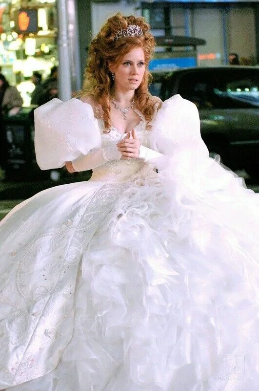 Где принцесса. Свадебное платье Жизель Зачарованная. Эми Адамс Зачарованная. Эми Адамс принцесса Жизель. Принцесса Жизель Зачарованная.