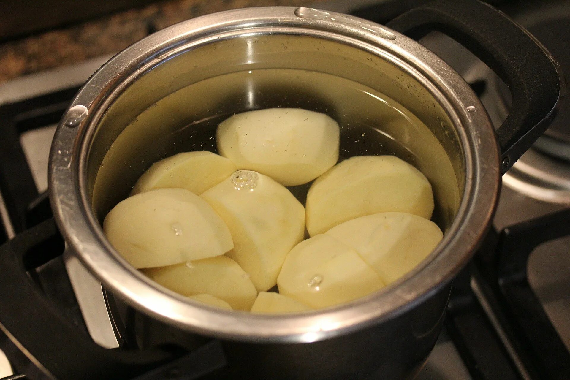 Картошка в воде на ночь. Картошка в кастрюле. Картофельный отвар. Вымоченный картофель. Вымачивание картофеля.