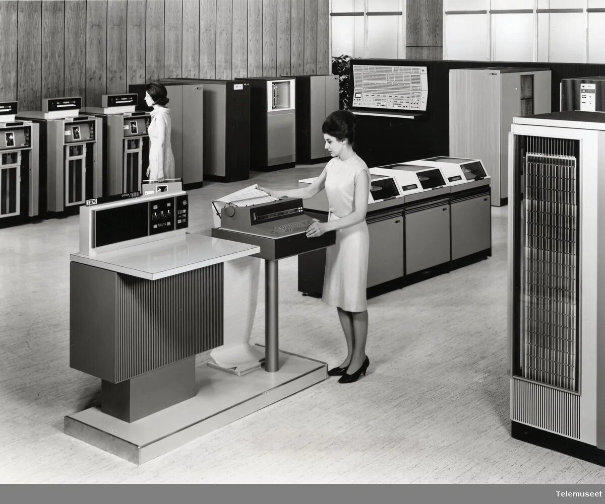 Третье поколение эвм фото. IBM-370 ПК 3е поколение. Принтер IBM 1980. Принтер IBM 3 1990. Honeywell 6000 ЭВМ.