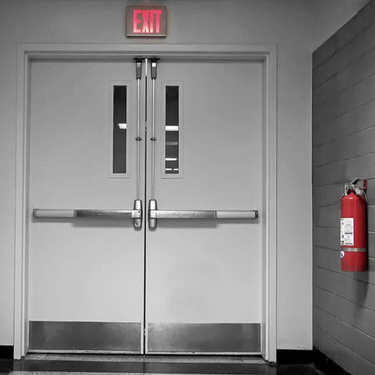 Аварийный выход дверь. Светильник эвакуации. Эвакуационные двери антипаника. Светильник аварийно-эвакуационный вартон. Эвакуационная дверь.
