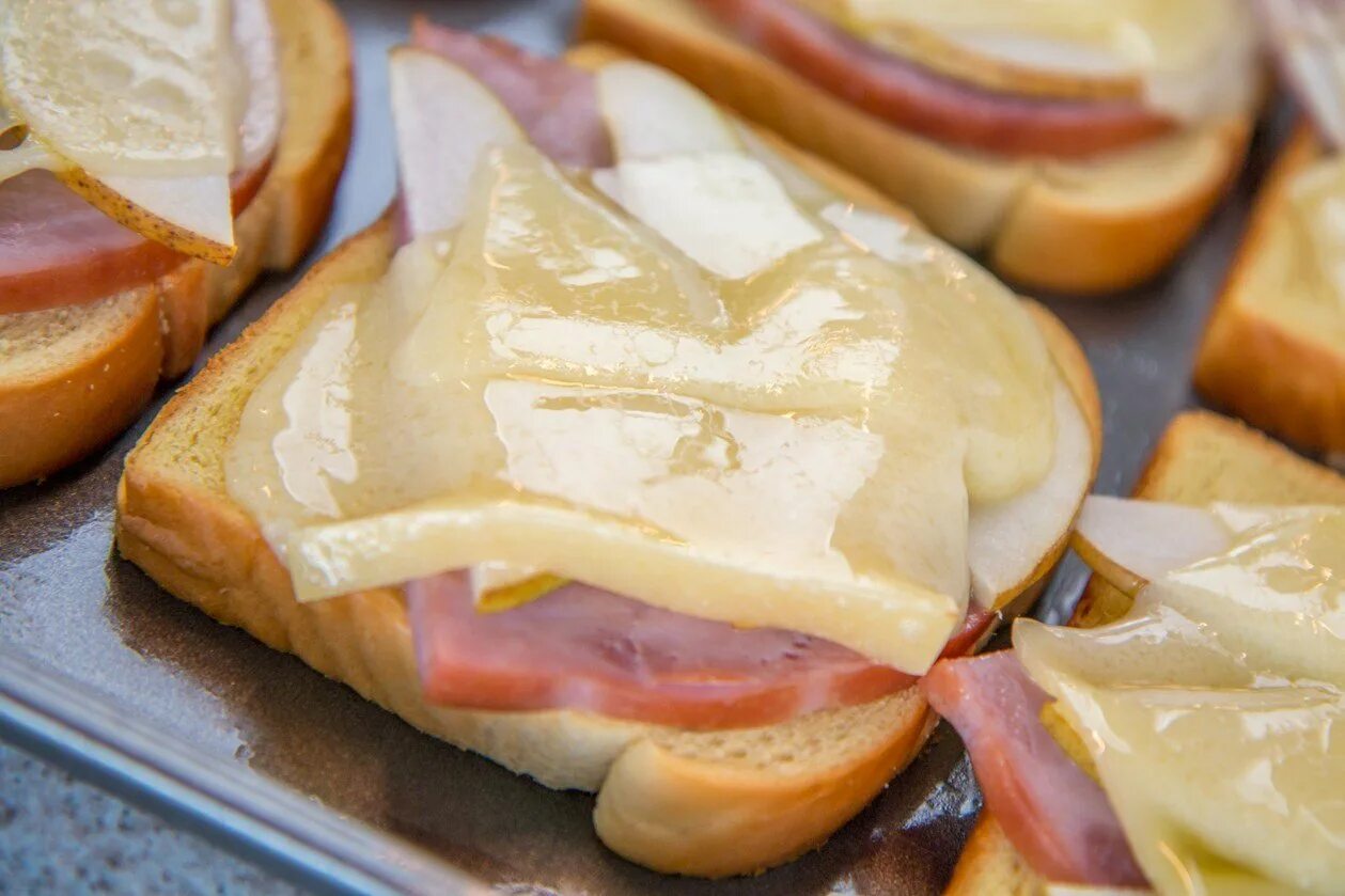 Треугольные бутерброды. Бутеры с колбасой и сыром. Бутерброд с сыром. Взять бутерброд с сыром. Бутерброд с колбасой и сыром.