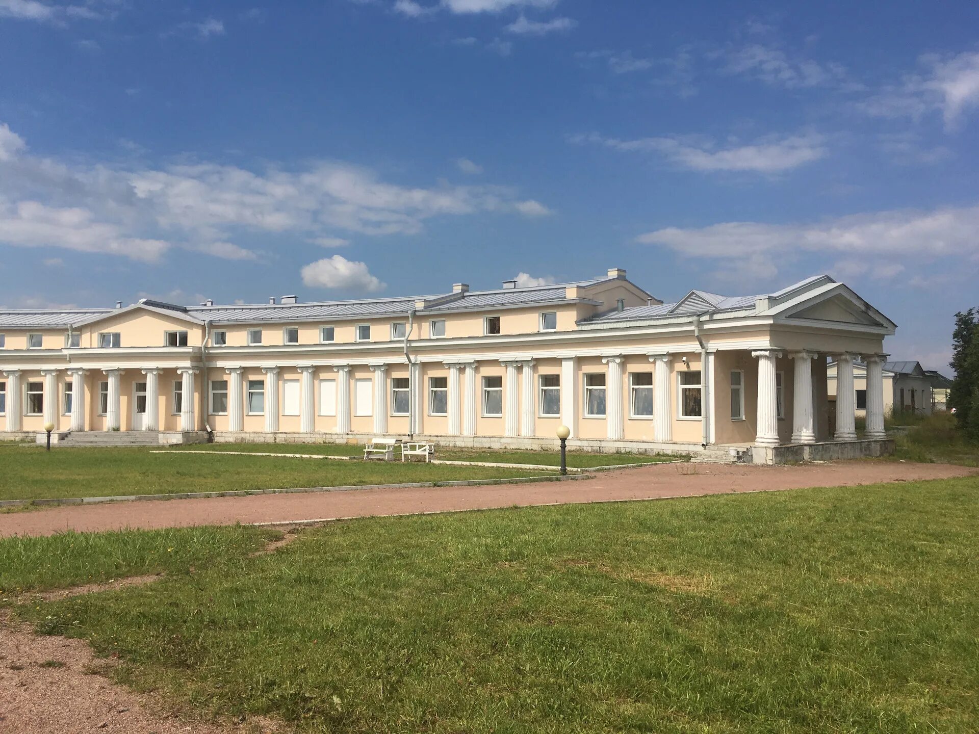 Луговой парк. Дворец Бельведер в Петергофе. Луговой парк в Петергофе. Ораниенбаум Бельведер. Петергоф Бельведер осенью.