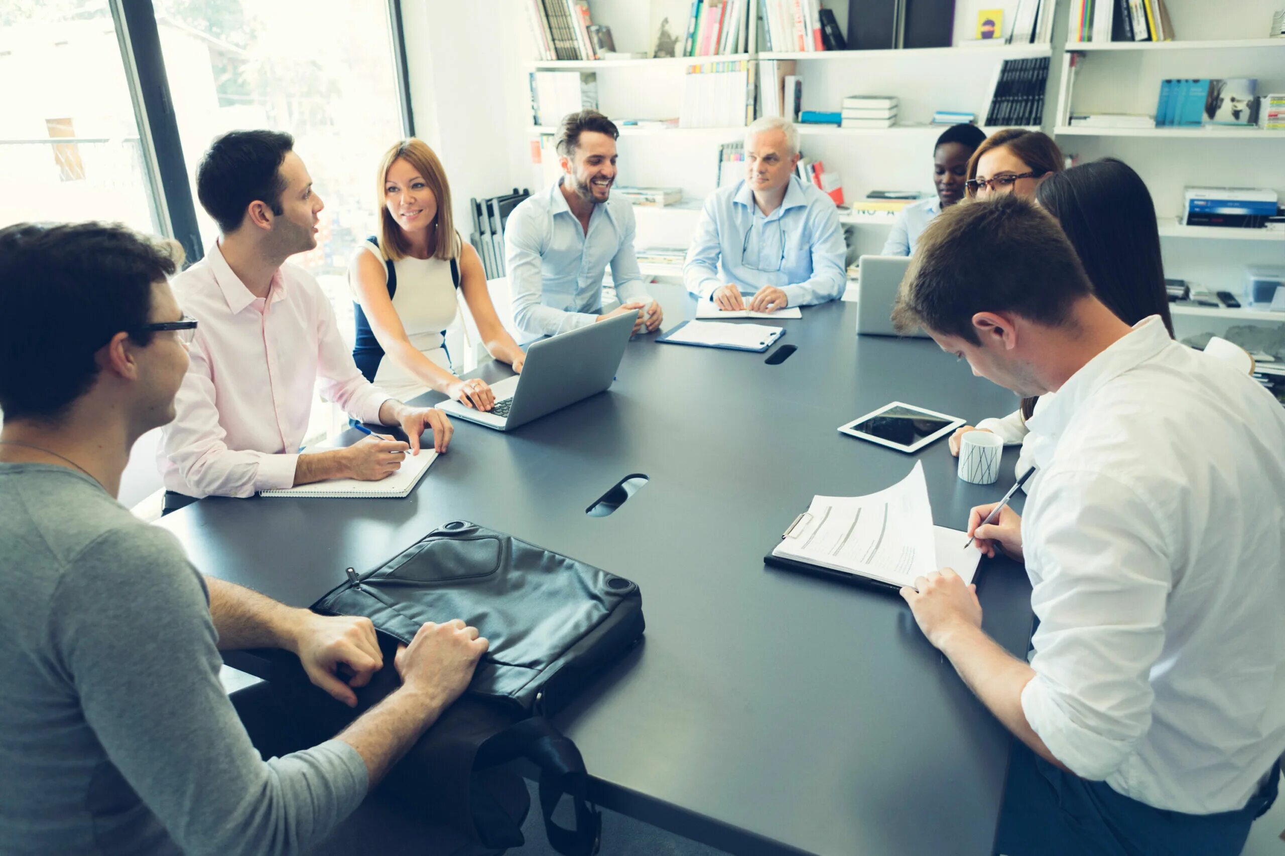 The meeting in the office was. Офисный работник. Люди в офисе. Офис с сотрудниками. Работник офиса.