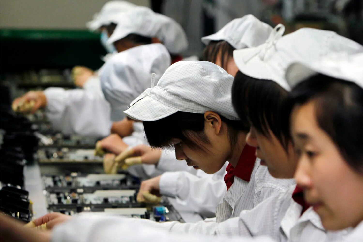Фабрика Фоксконн Китай. Завод Foxconn в Китае. Китайцы на заводе. Труд в Китае.